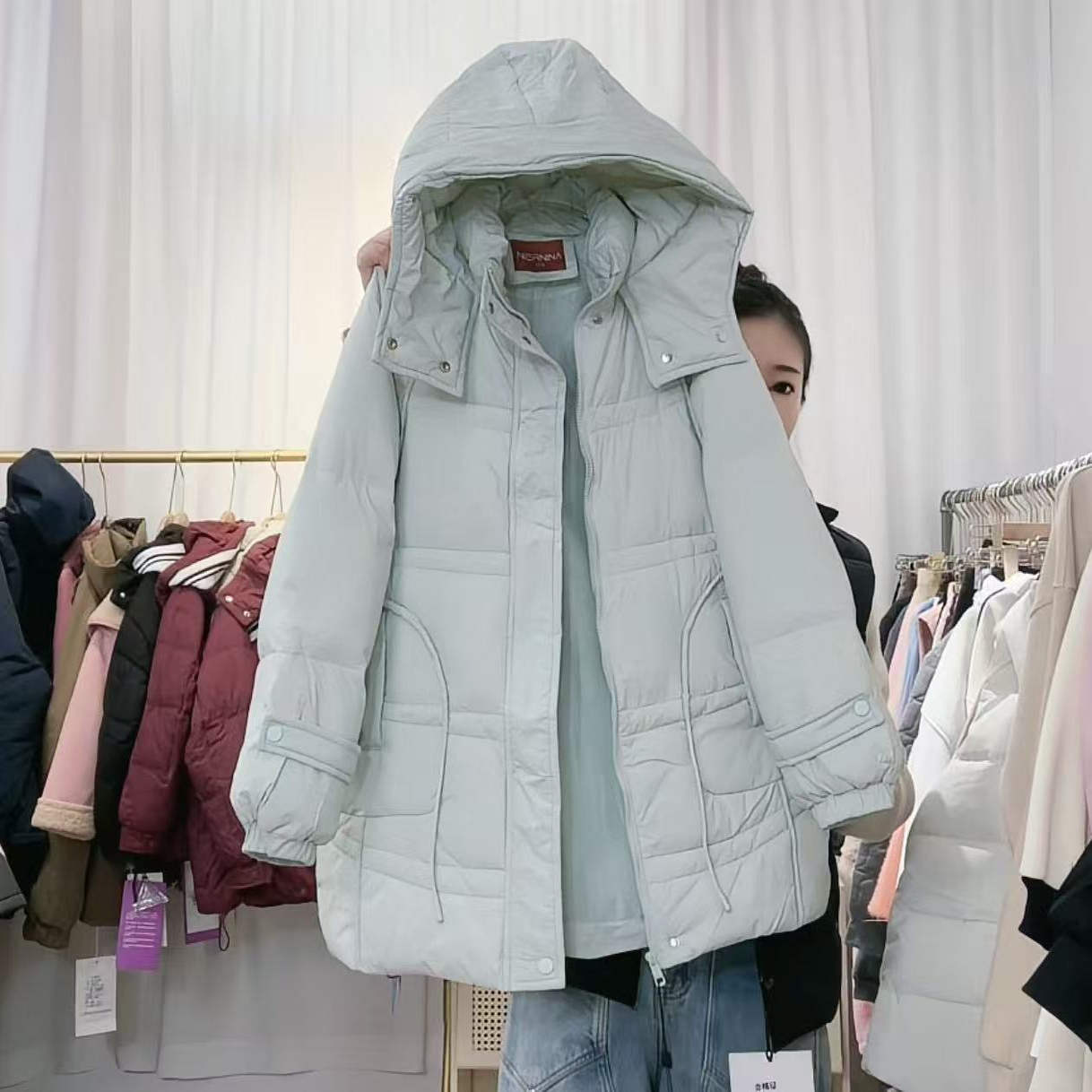 浅绿色中长款高品质羽绒服