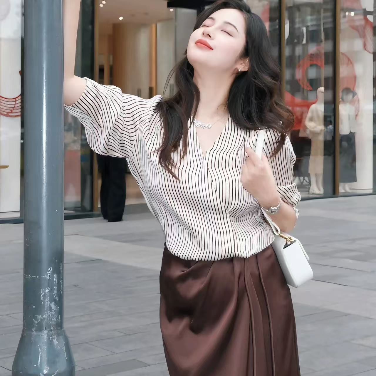 【春春Spring】2025早秋新款女装 薄款设计感V领条纹通勤衬衫上衣