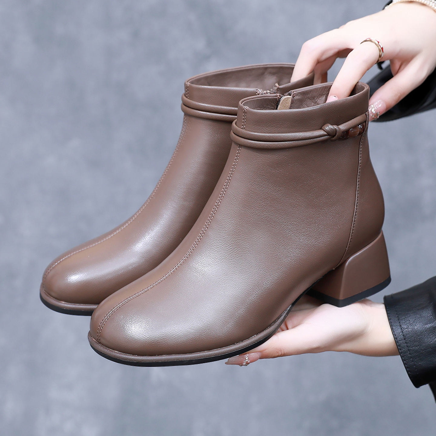 秋冬天女靴子气质圆头超软羊皮洋气小短靴女粗跟中跟防滑加绒棉鞋