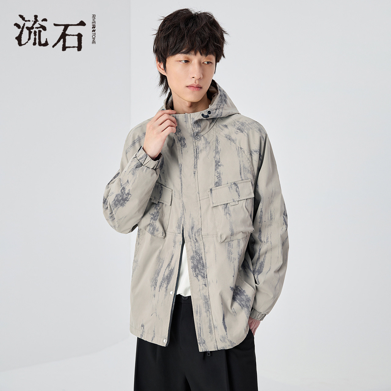 流石男装秋装户外迷彩短款连帽风衣男士2026年春季新款宽松外套潮
