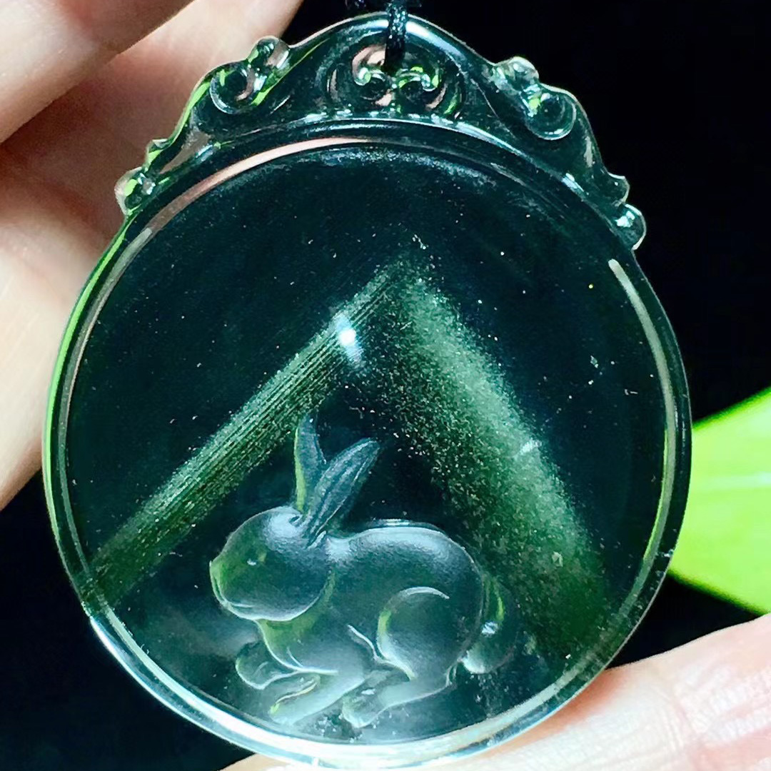 魅晶天然原矿水晶晶体通透绿幽灵千层银山雕刻生肖兔子吊坠