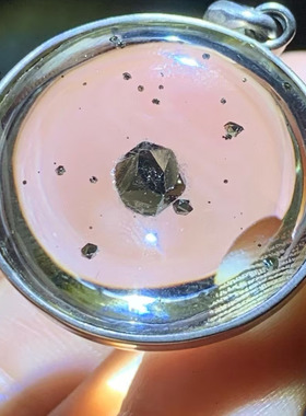 魅晶天然水晶晶体通透黄铜矿飞碟全包裹圆牌吊坠