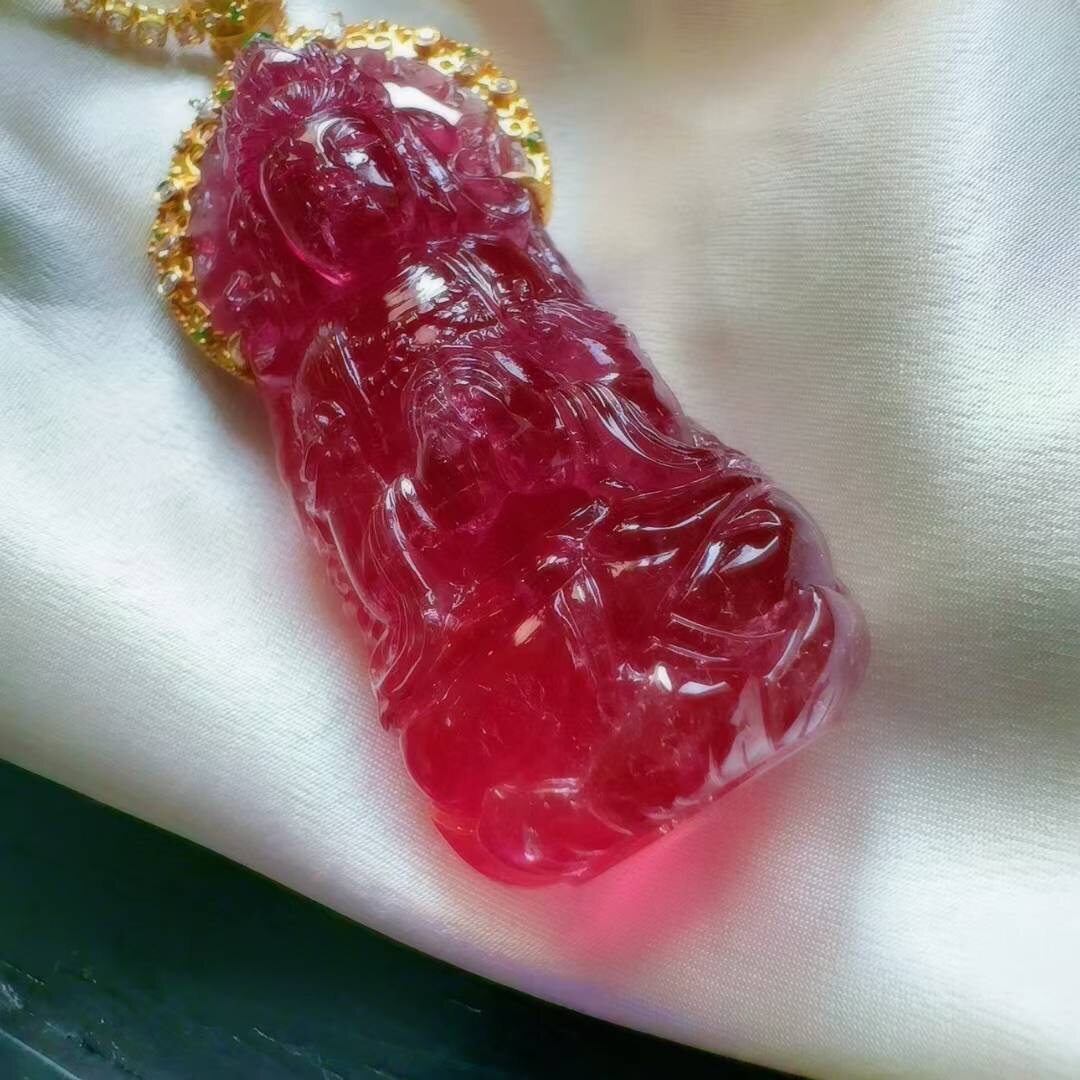 魅晶天然水晶晶体通透红如宝石精细双面观音菩萨御龙吊坠