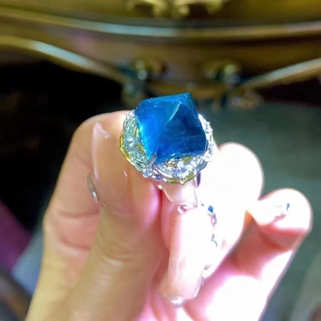 魅晶天然水晶晶体通透荧光戒面料卢比来宝石蓝碧玺糖塔18k金戒指