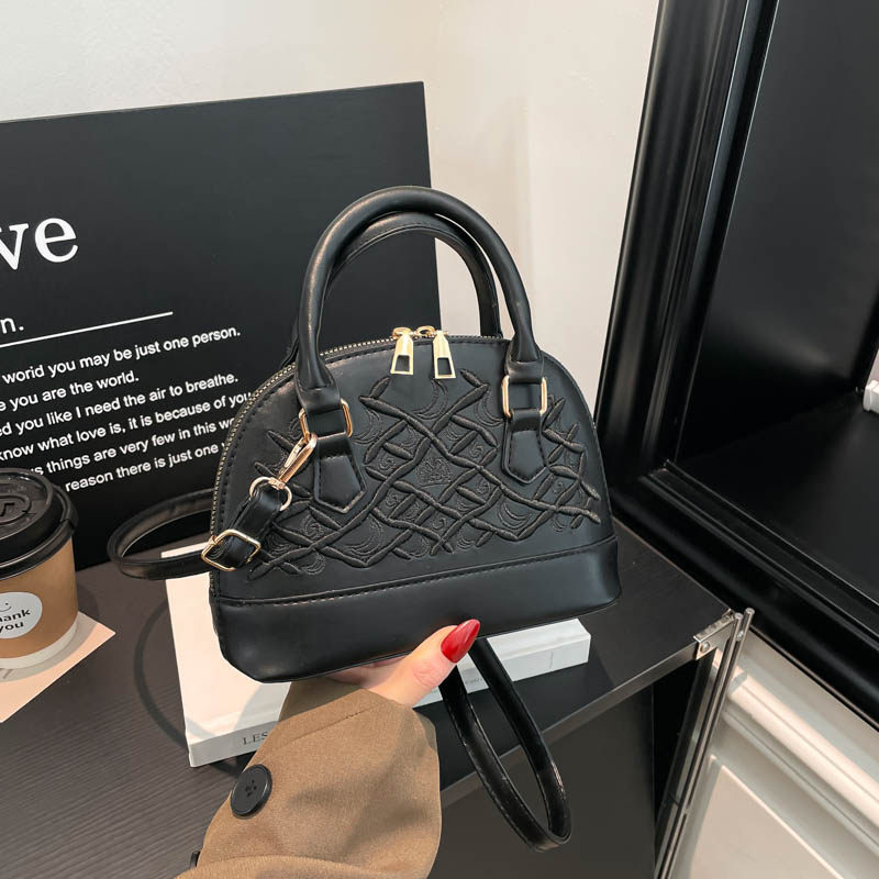 复古刺绣手提包包女2026新款潮流时尚菱格通勤包单肩斜挎贝壳包