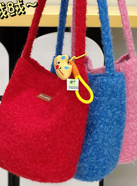 韩版ins风复古毛绒绒水桶包 秋冬简约百搭单肩包学生党斜挎包包女