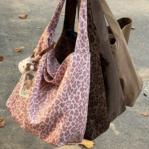 爱不释手！敲松弛的麂皮绒托特包