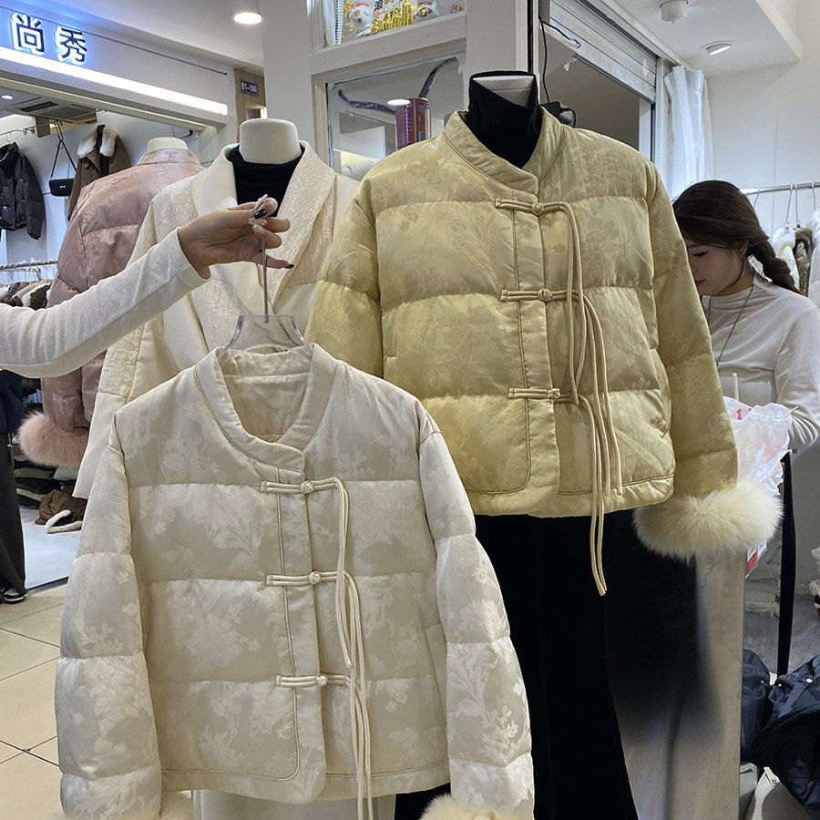 新中式盘扣流苏国风羽绒服女短款2025年冬新款狐狸毛袖提花外套,女装/女士精品,羽绒服,淘宝优惠券,粉丝福利购,淘宝优惠卷