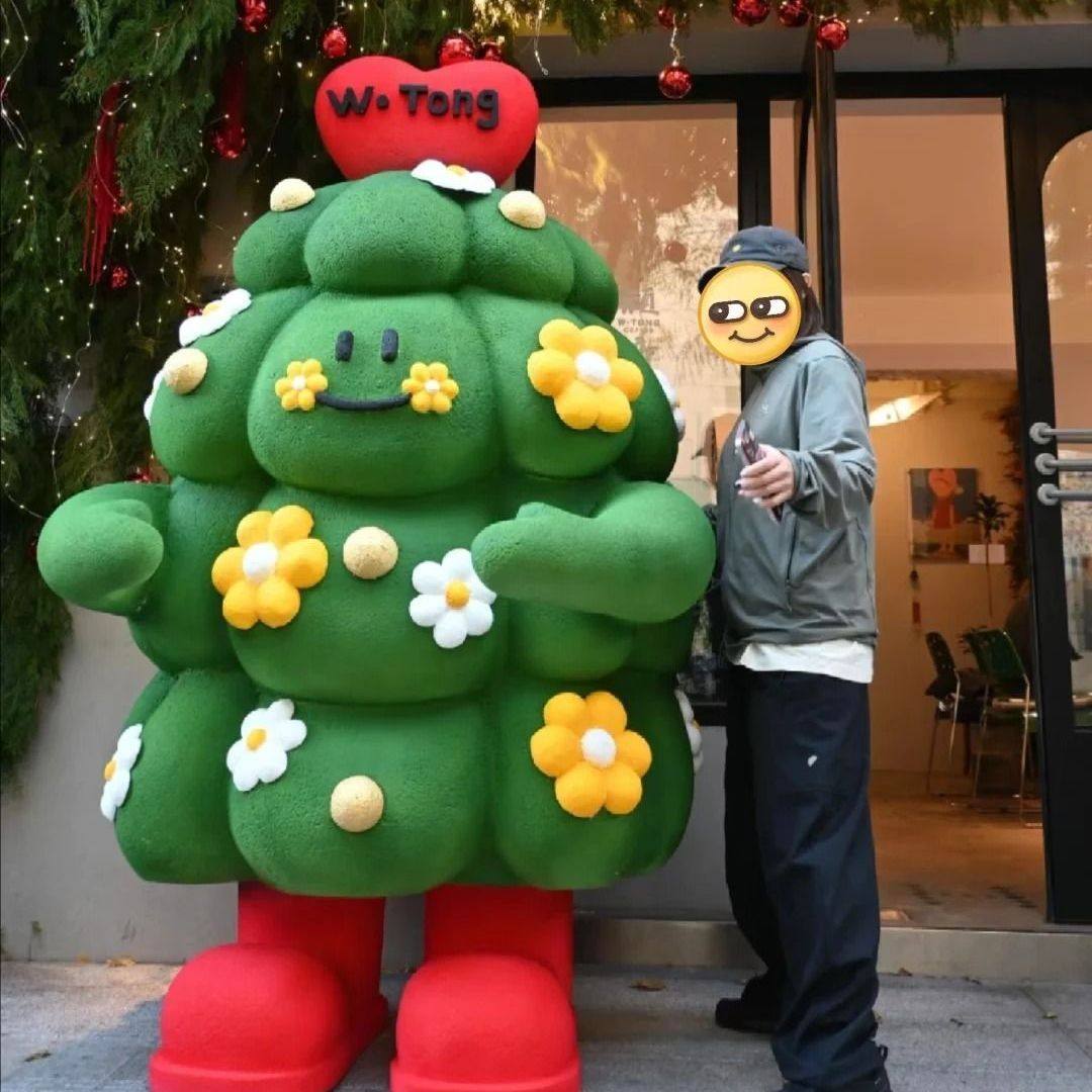 新款泡沫商场中庭展厅服装店铺橱节日装扮用品