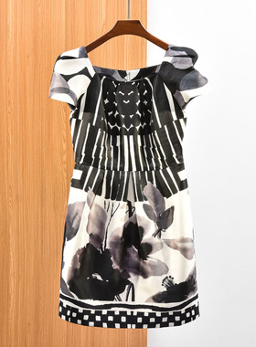 20夏 台湾女装JSTN 素雅迷人水墨画图案修身圆领连衣裙11526135