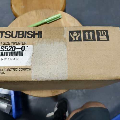 三菱变频器FR-S520-0.2K，三相220V输入，输出1--议价商品