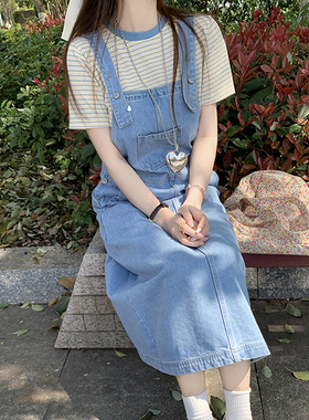 糖安妮2026夏款浅蓝牛仔直筒背带连衣裙+复古条纹T恤套装通勤百搭