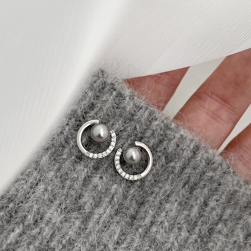 微镶法式交叉灰珍珠耳环轻奢设计感蝴蝶结日常通勤清冷感圆环耳钉