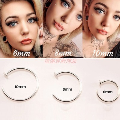 女士时尚鼻环佩戴简单