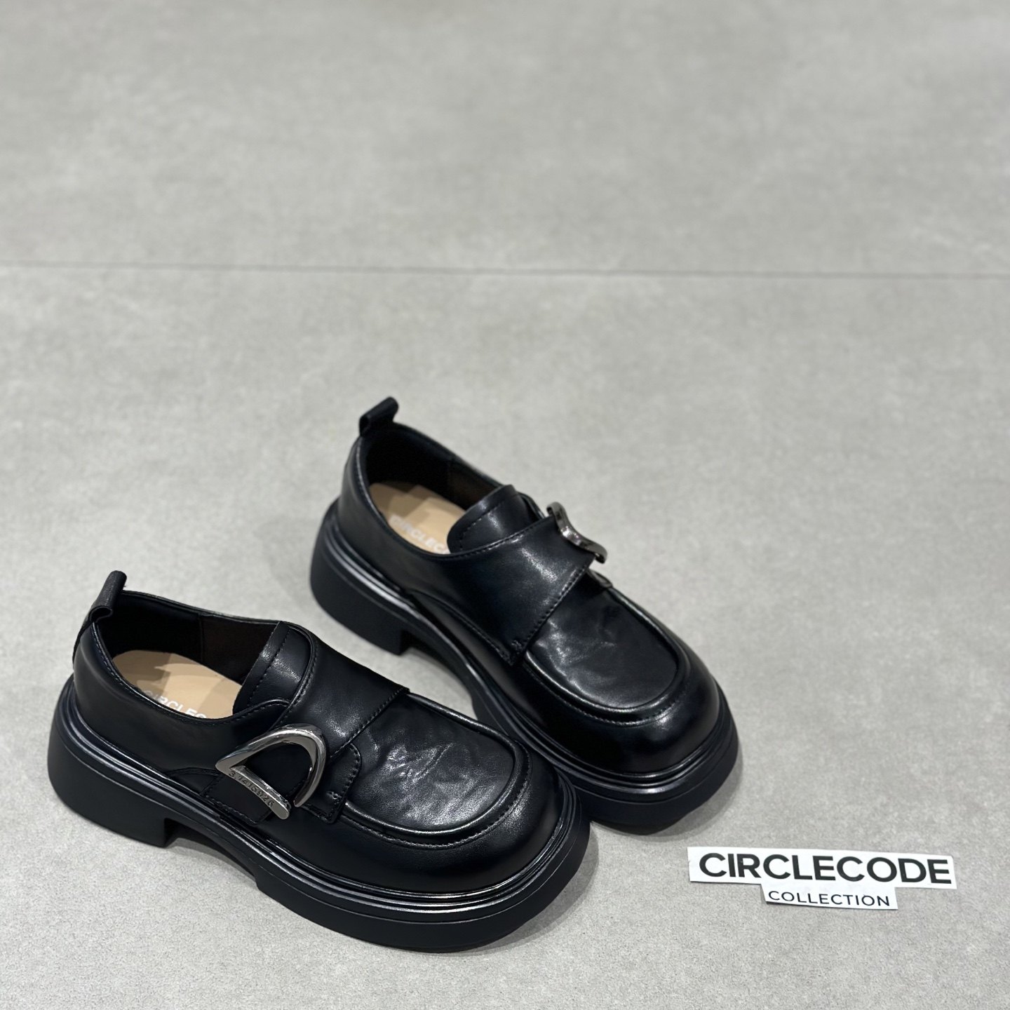 圆典英伦厚底金属扣通勤乐福鞋