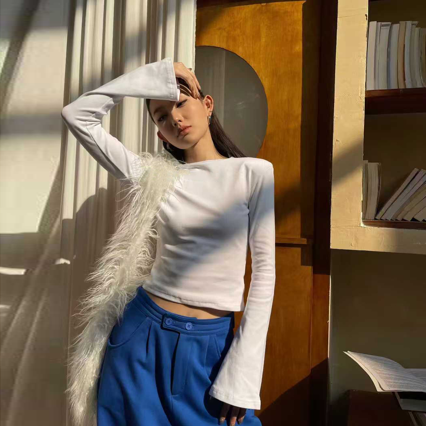 白色长袖t恤女2025新款秋冬款喇叭袖薄绒内搭打底衫女垫肩上衣潮