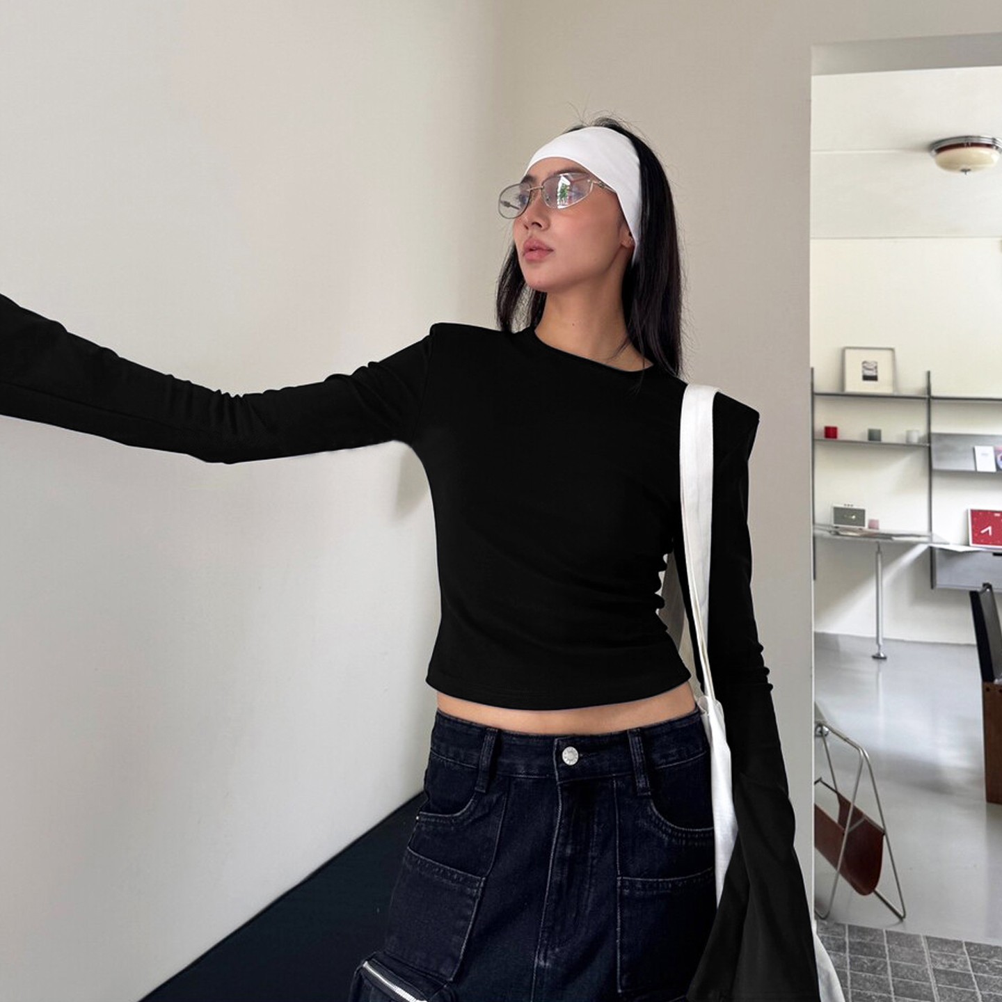 正肩长袖t恤女2025新款修身显瘦内搭打底衫喇叭袖短款垫肩上衣秋