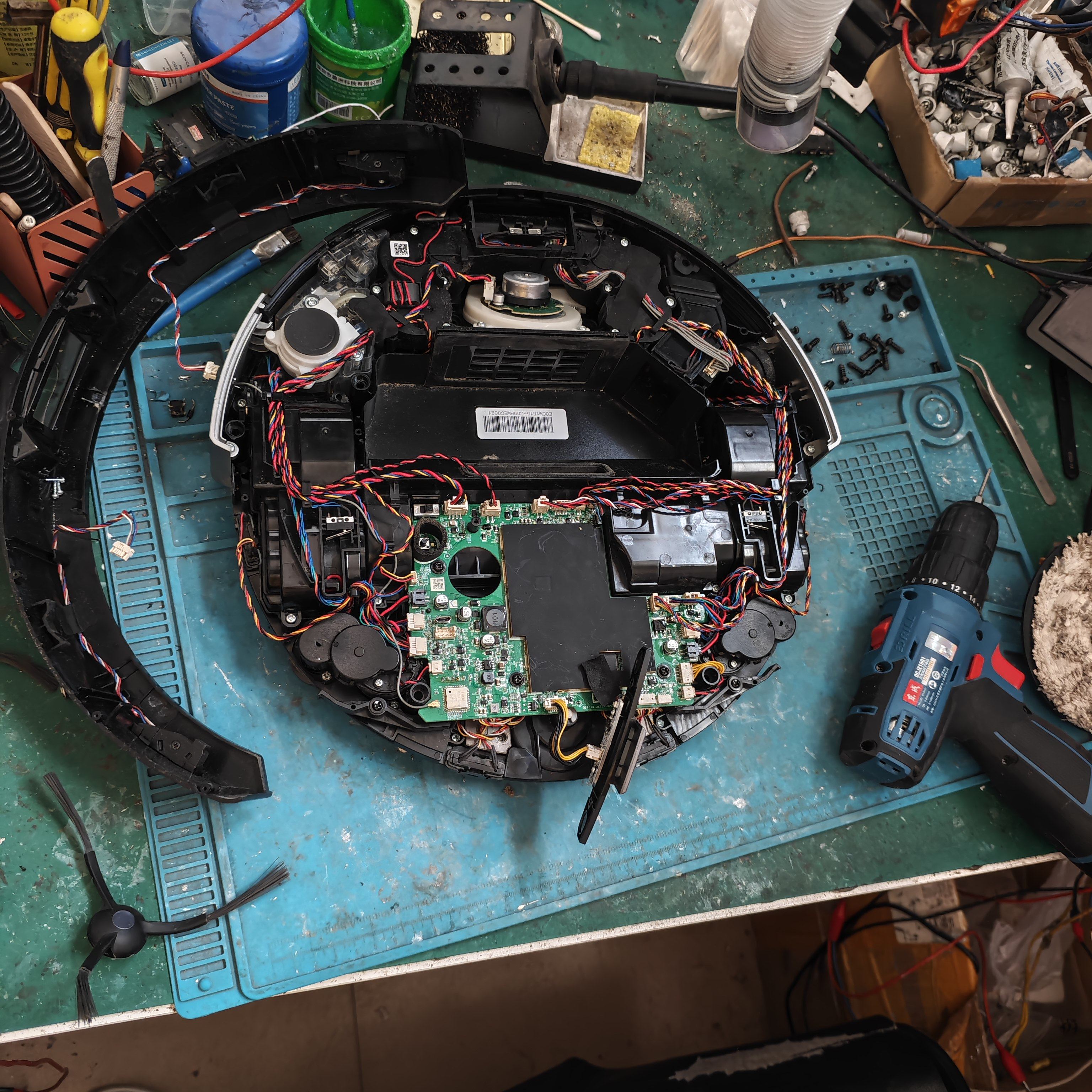 石头科沃斯扫地机器人异响撞板被卡住不开机换电池配件报故障维修