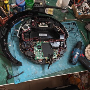 石头科沃斯扫地机器人异响撞板被卡住不开机换电池配件报故障维修