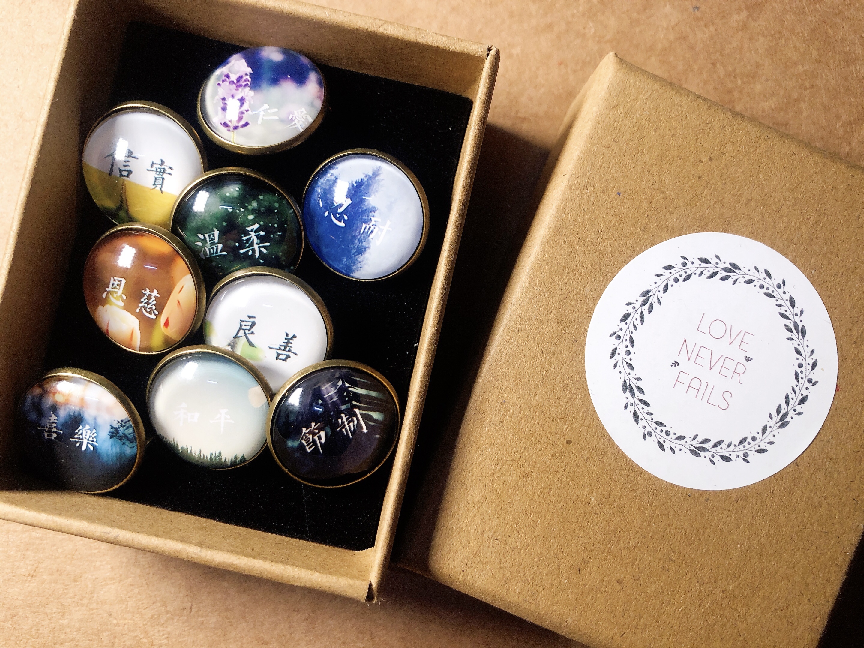 【九果胸针】中文繁体版，一套9枚礼盒装，包邮