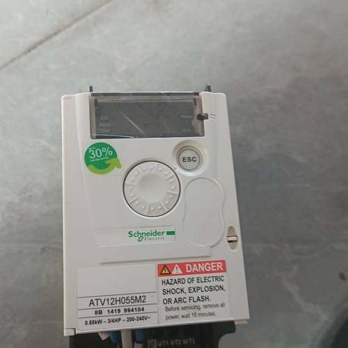 可维修拆机施奈德变频器两个，ATV12H055M2，功