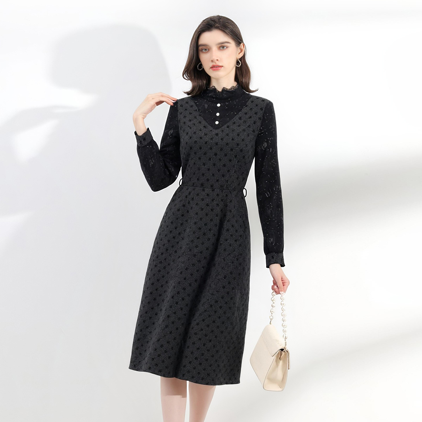 未风雪纺绣花连衣裙收腰显瘦