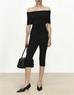 现货 WEEEECHAN次日早晨 “优雅露肤”雾感一字肩弹力针织上衣