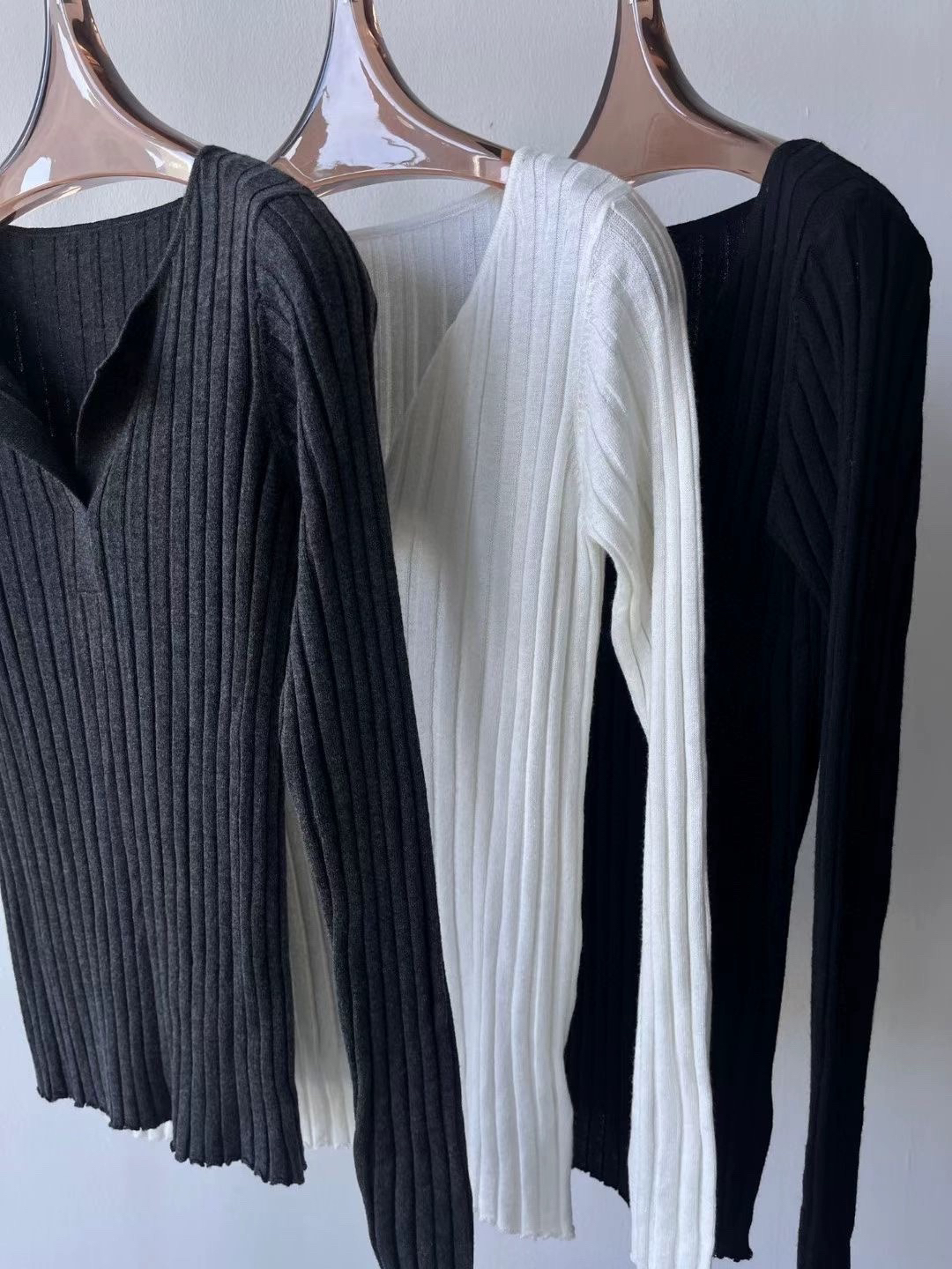 次日早晨 经典款羊毛V领螺纹打底针织衫