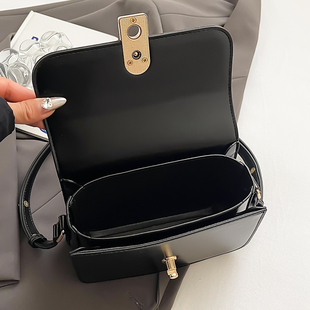 上新质感复古小包包女士2024秋冬新款潮时尚单肩豆腐包斜挎小方包