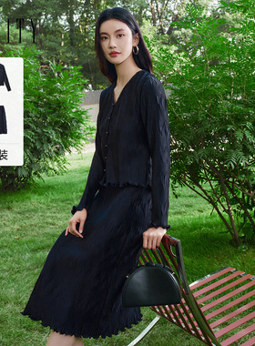 FINITY菲妮迪时尚套装2026春新款简约缎面捏褶V领设计两件套女装