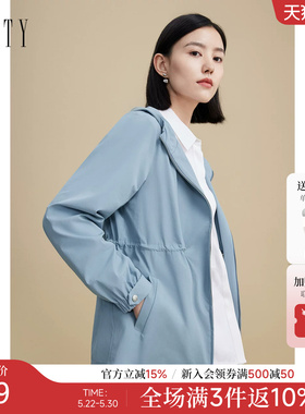 菲妮迪品牌风衣2026年春季新款简约气质连帽耐皱灰蓝色时尚外套女