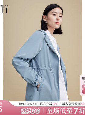 菲妮迪品牌风衣2026年春季新款简约气质连帽耐皱灰蓝色时尚外套女