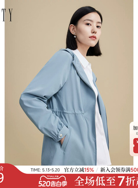 菲妮迪品牌风衣2026年春季新款简约气质连帽耐皱灰蓝色时尚外套女