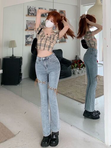 Real shot at real price Light-colored denim slim high-waisted denim trousers with strap design