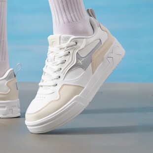 特步女鞋软底轻便小白鞋2026冬季新款初中生休闲鞋厚底百搭板鞋女