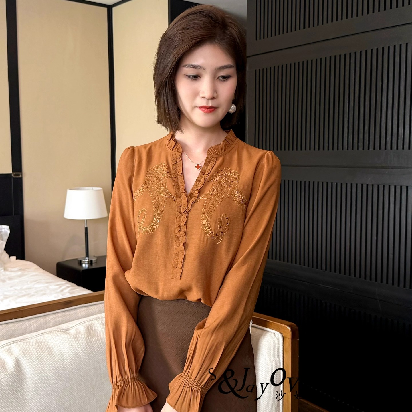 S&Jayova荷叶边v领刺绣珠片衬衫