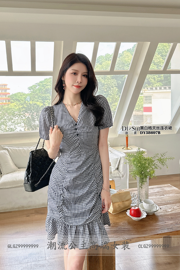 V领2023夏新款荷叶边连衣裙性感