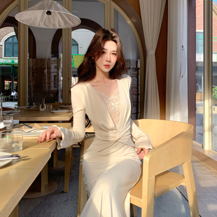 木子李 李设计感小心机针织连衣裙蕾丝花边深V领扭结收腰长裙秋