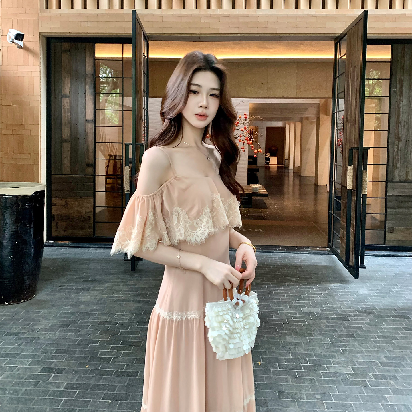 木子李的李纯欲温柔风露肩荷叶边吊带连衣裙蕾丝拼接雪纺大摆长裙