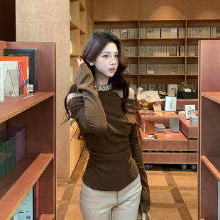 木子李的李早春设计感挂脖露肩细闪高弹针织上衣微喇加绒长裤套装