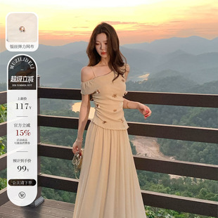 木子李的李设计感褶皱收腰斜肩吊带银丝针织上衣女垂感半身裙套装