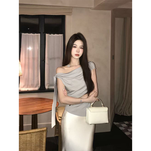 木子李的李2025设计清冷感露肩针织衫收腰上衣夏缎面半身裙套装女