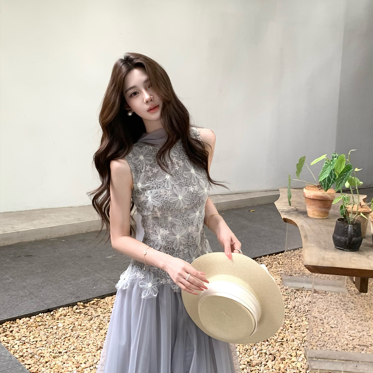 木子李的李清冷气质设计感立体花瓣蕾丝网纱拼接无袖收腰上衣女夏