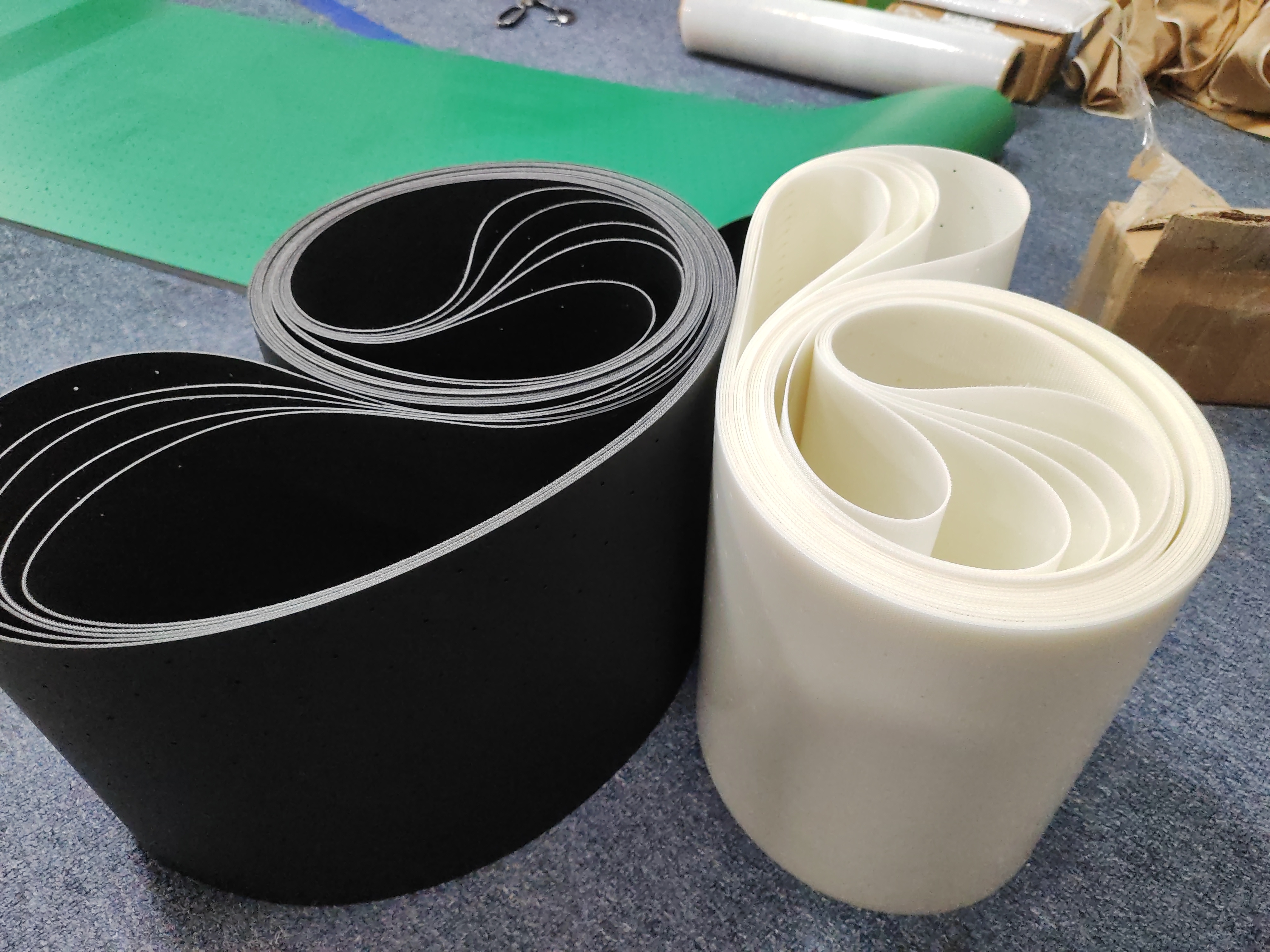 黑色白色防静电PU输送带激光打孔皮带吸附吸风鼓风皮带透光检测机