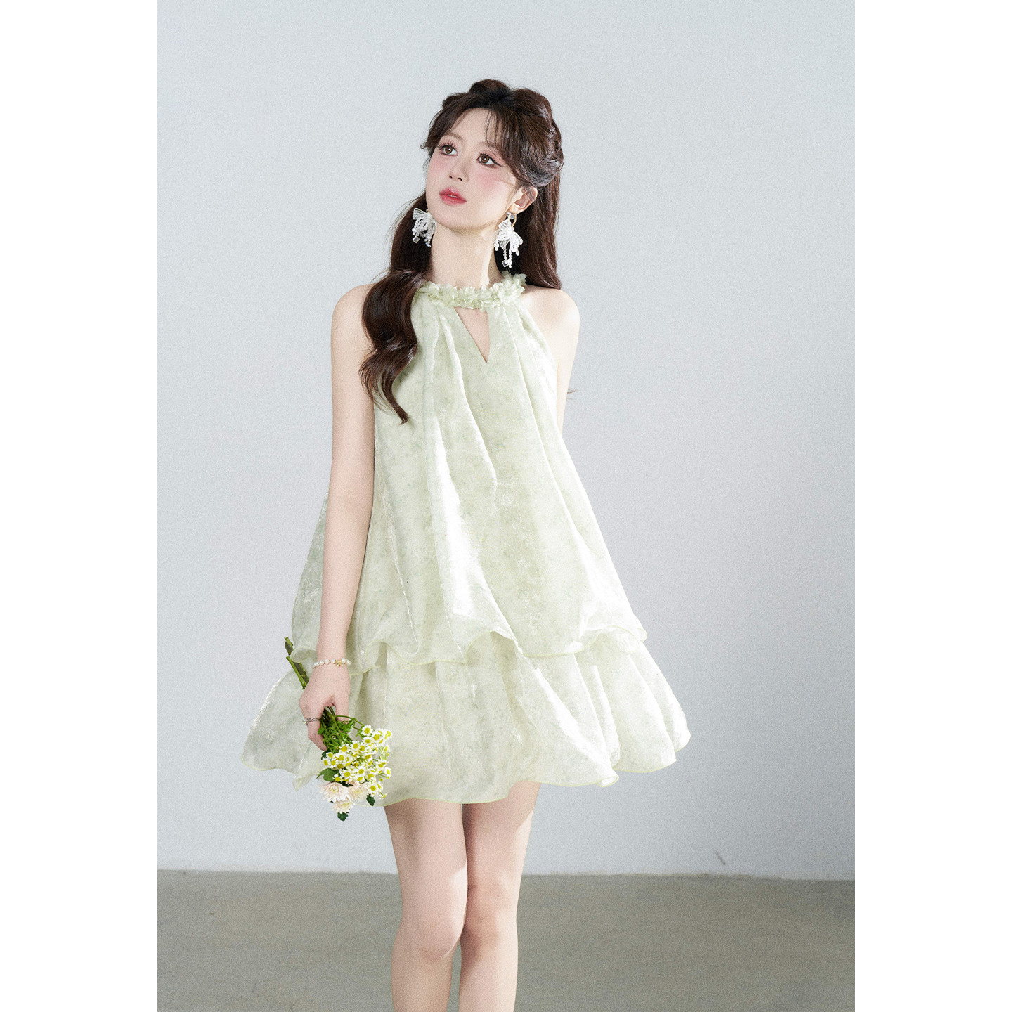 绿色夏日度假风挂脖无袖连衣裙女装夏季新款绝美欧根纱荷叶边裙子