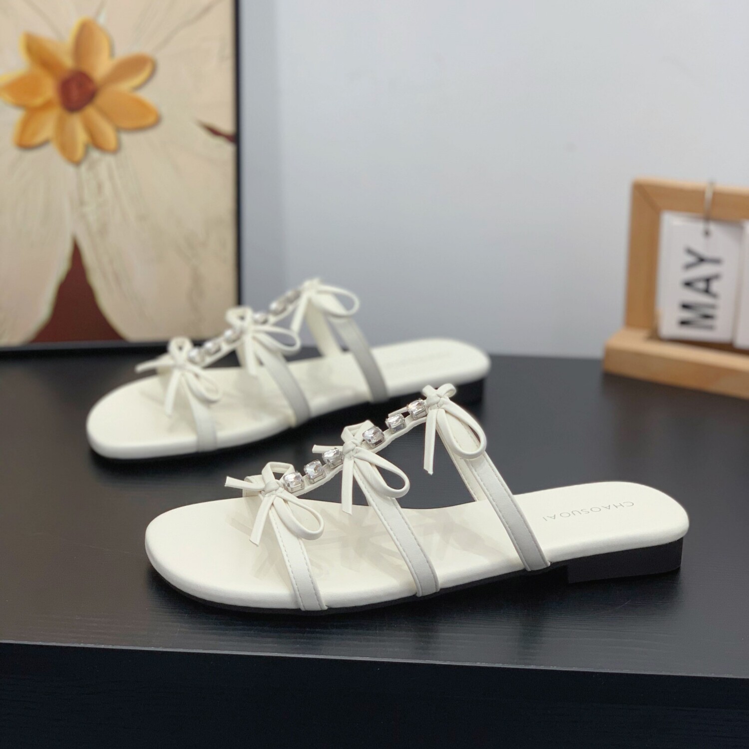 法式温柔蝴蝶结一字拖女2026夏超火水钻高级感圆头平底外穿凉拖鞋