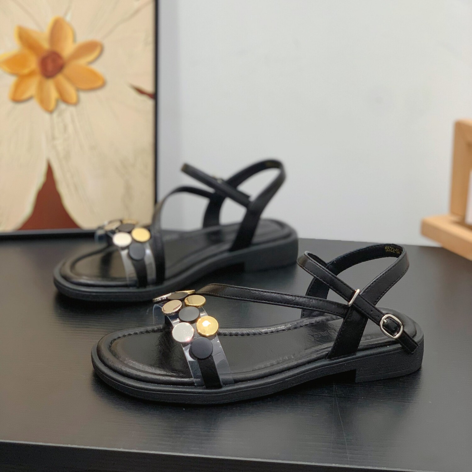 软底通勤一字带凉鞋女2026夏季超火中古风高级感平底显脚小沙滩鞋