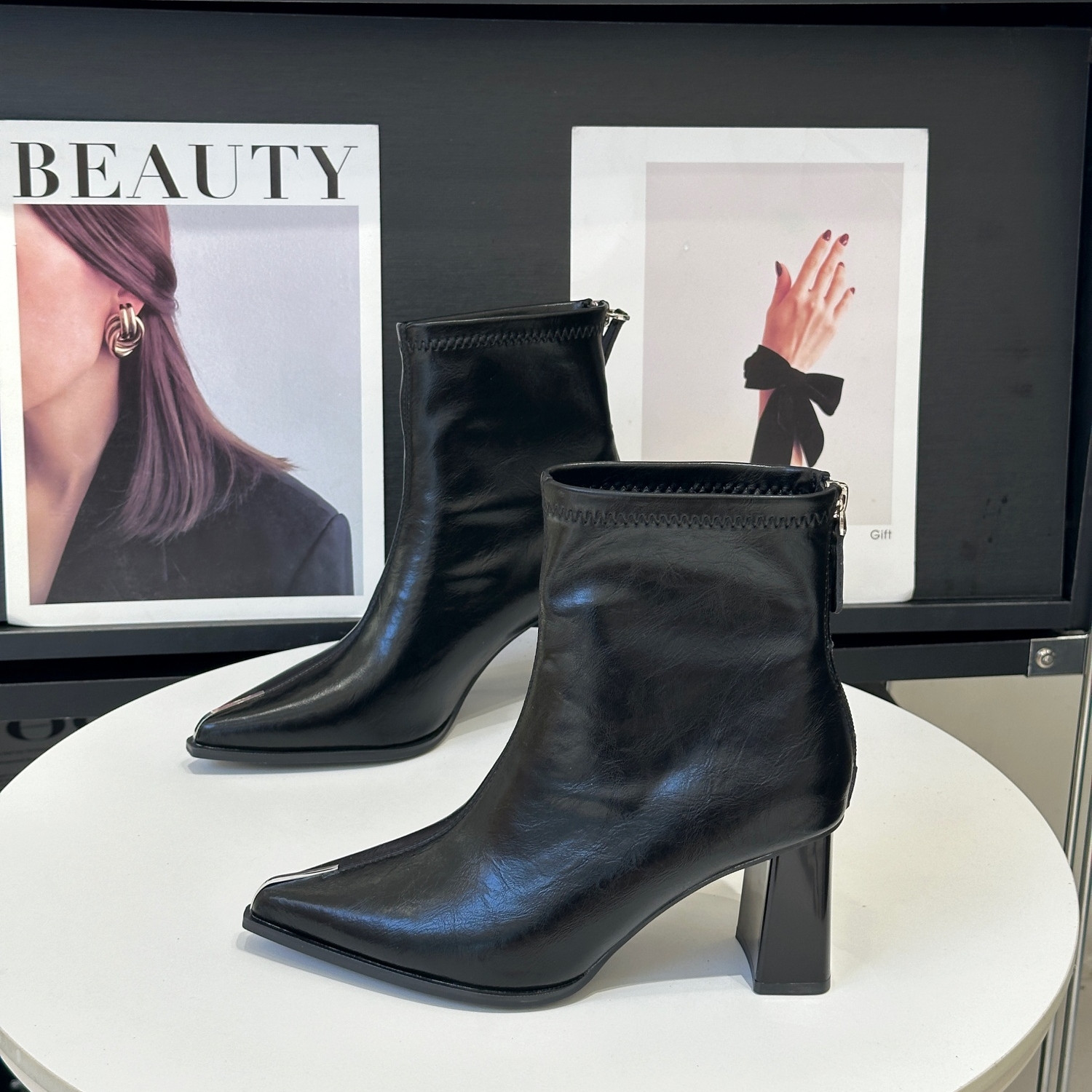 法式尖头粗跟短靴女2025秋冬新款复古百搭显瘦高跟鞋气质瘦瘦靴子