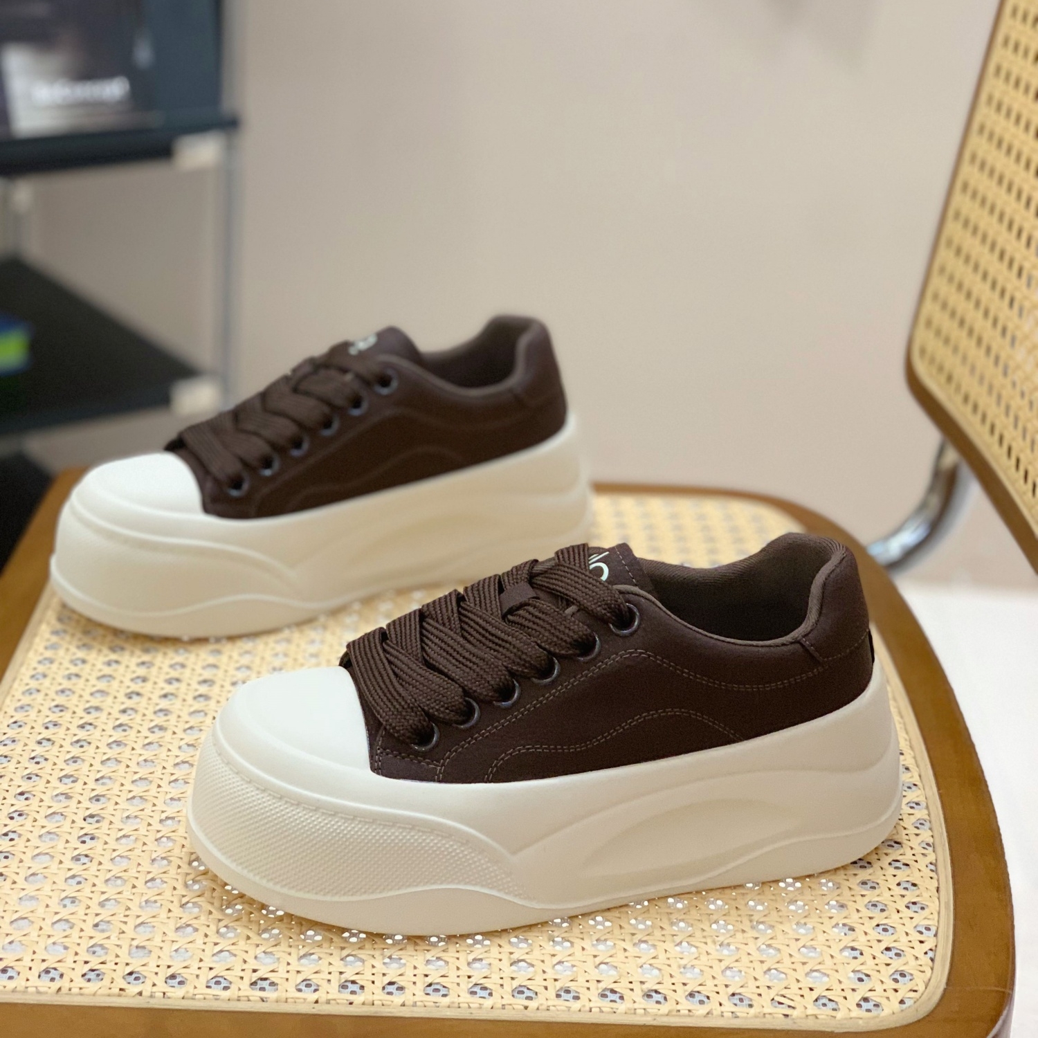 真皮复古港风小白鞋女2025新款秋季超火小众设计百搭休闲厚底板鞋