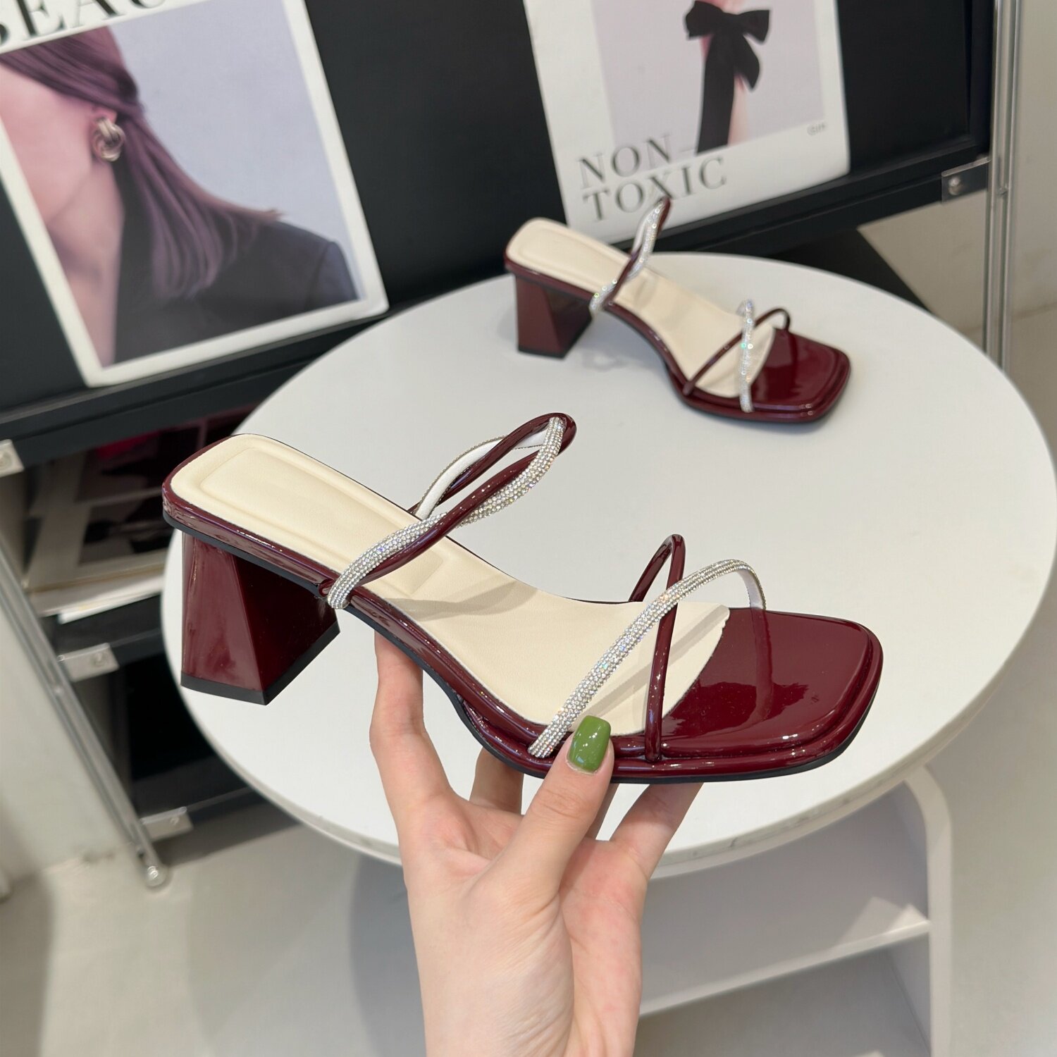 法式方头水钻一字拖鞋女夏外穿2026新款粗跟7cm配裙子高跟凉拖鞋